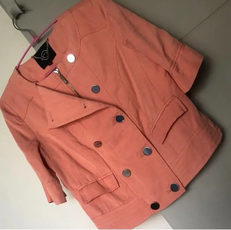 Chaqueta coral con botones metálicos iO