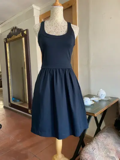 Vestido negro sin mangas con cierre trasero - miniatura 1