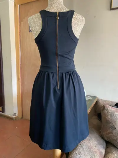 Vestido negro sin mangas con cierre trasero - miniatura 2