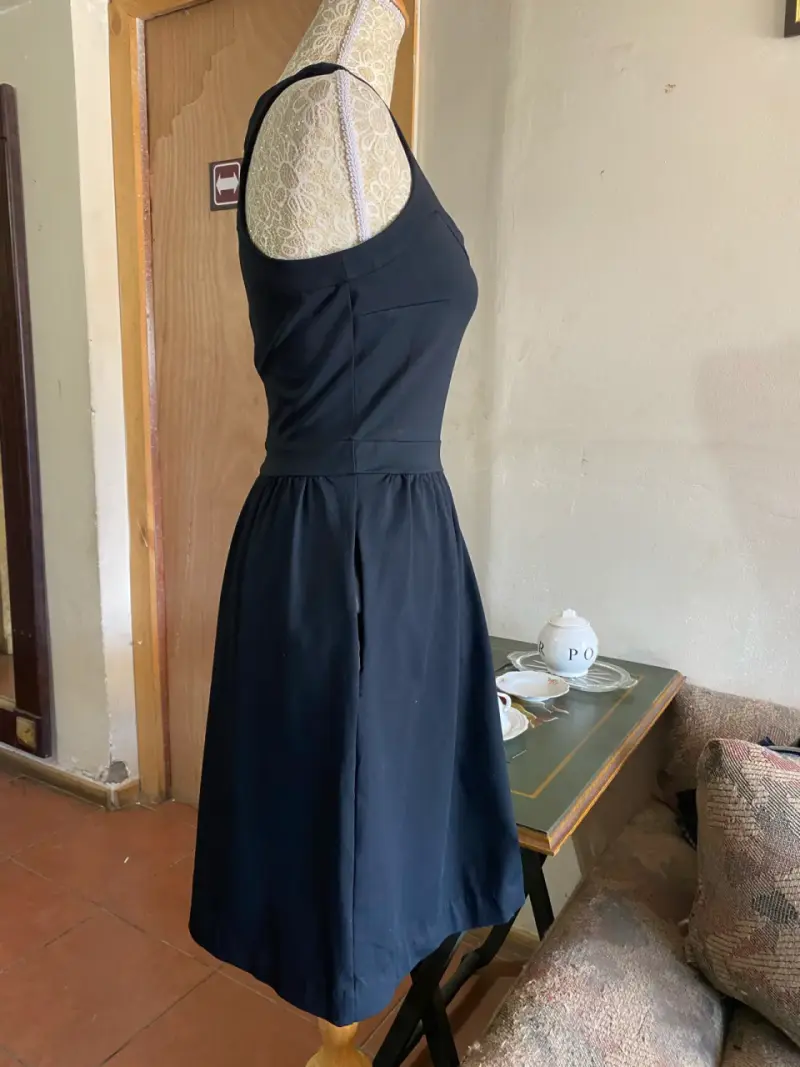 Vestido negro sin mangas con cierre trasero - 3