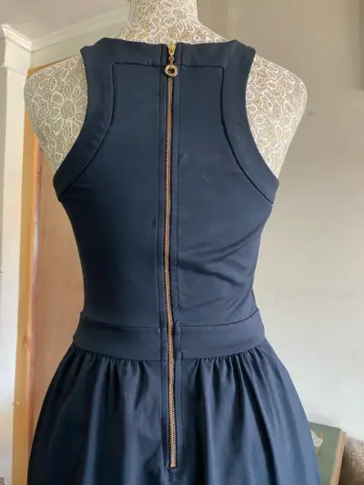 Vestido negro sin mangas con cierre trasero - miniatura 4