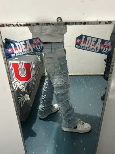 Jeans de hombre con diseño rasgado - miniatura 2