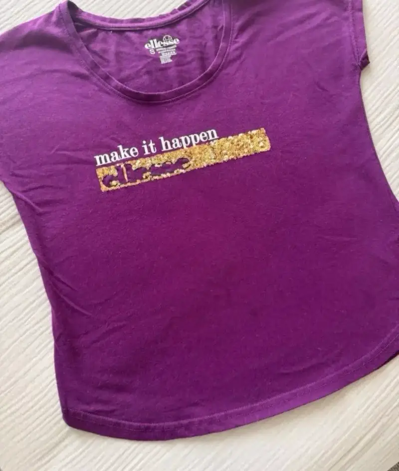Polera morada con lentejuelas Ellesse