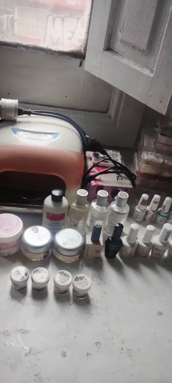Kit completo de manicure con lámpara UV y esmaltes - 1