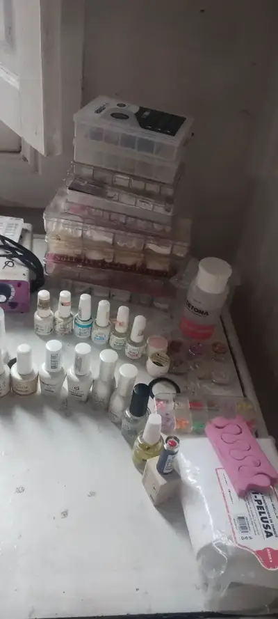 Kit completo de manicure con lámpara UV y esmaltes - miniatura 2