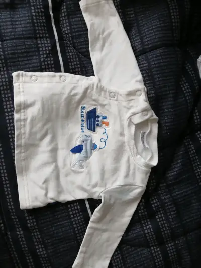 Conjunto de bebé blanco con diseño de barco - miniatura 1