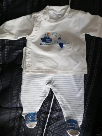 Conjunto de bebé blanco con diseño de barco - miniatura 3