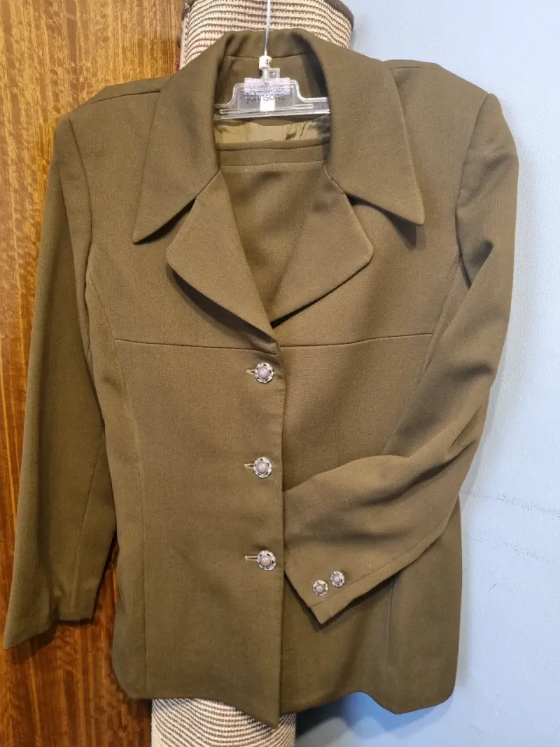 Conjunto de falda y chaqueta verde oliva elegante - 1