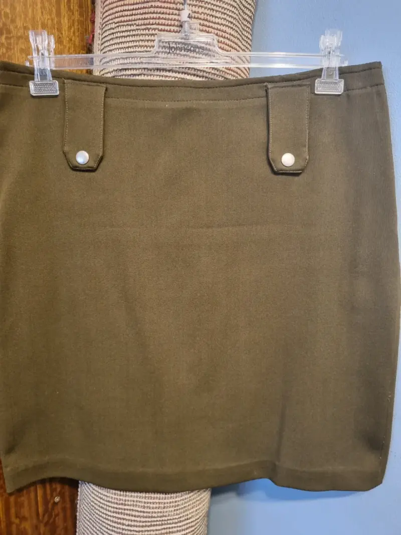 Conjunto de falda y chaqueta verde oliva elegante - 2