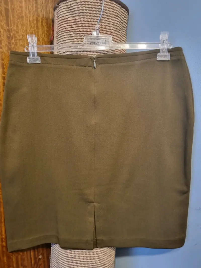 Conjunto de falda y chaqueta verde oliva elegante - 3