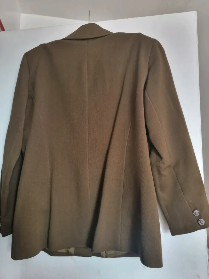 Conjunto de falda y chaqueta verde oliva elegante - 4