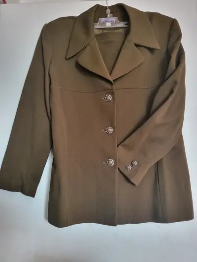 Conjunto de falda y chaqueta verde oliva elegante - miniatura 5