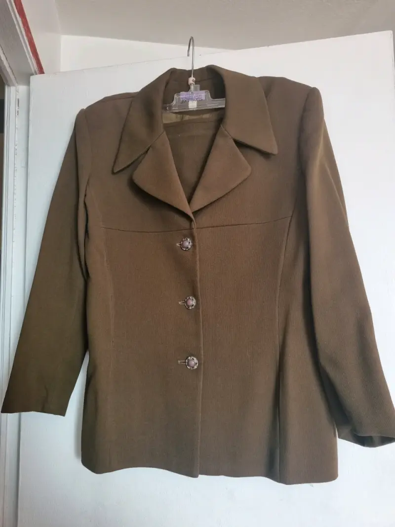 Conjunto de falda y chaqueta verde oliva elegante - 6