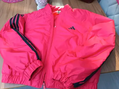 Chaqueta Bomber Térmica Roja Adidas Essentials. - miniatura 2