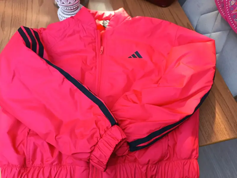 Chaqueta Bomber Térmica Roja Adidas Essentials. - 5