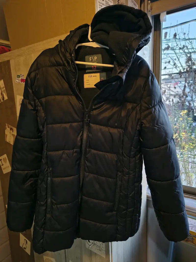 Chaqueta acolchada negra con capucha FSP