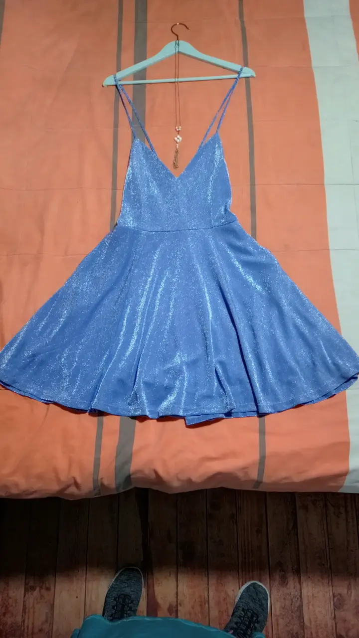 Vestido morado brillante con tirantes delgados