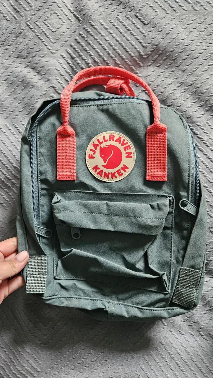 Mochila Fjällräven Kånken verde con asas rojas - 1