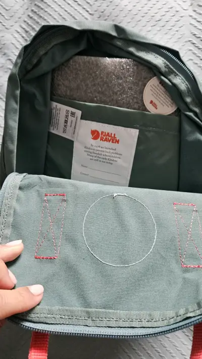 Mochila Fjällräven Kånken verde con asas rojas - miniatura 2