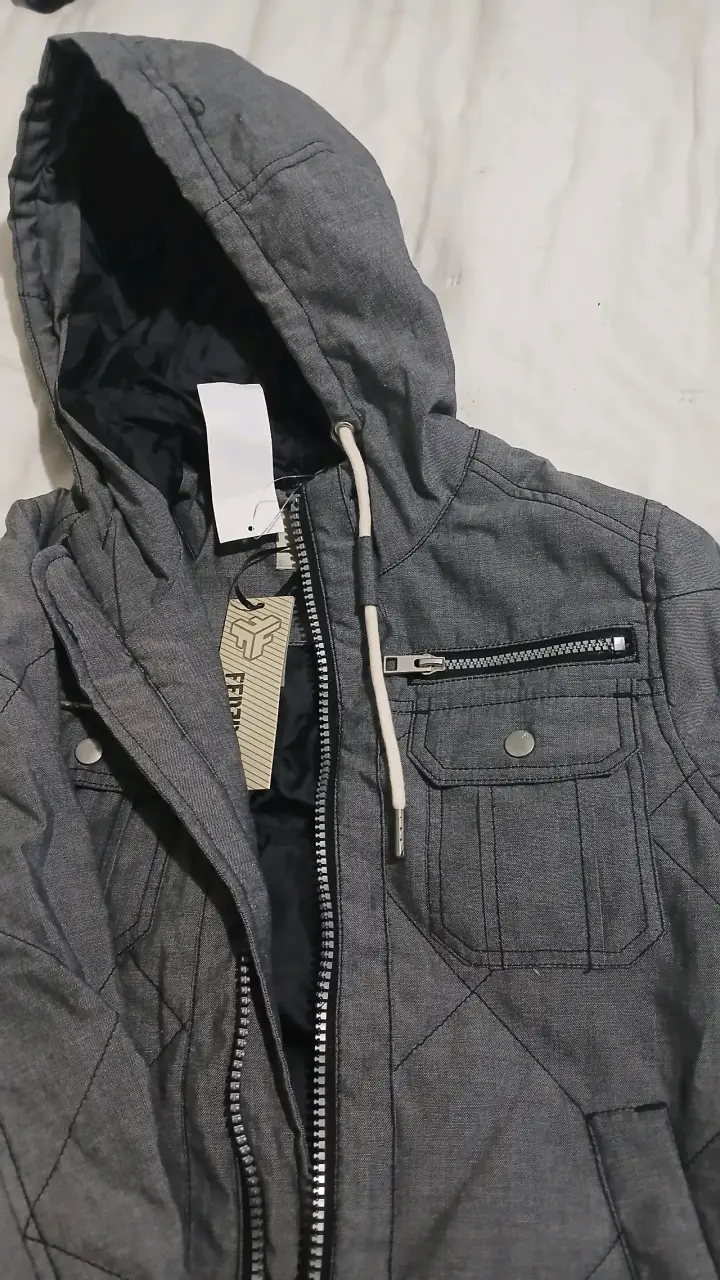 Chaqueta gris con capucha y cierre frontal - 1