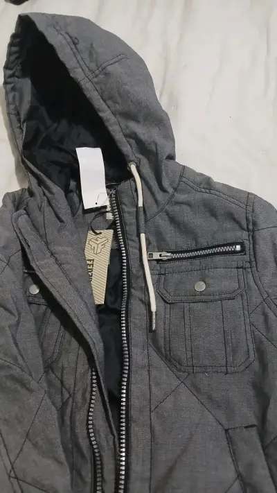 Chaqueta gris con capucha y cierre frontal - miniatura 1