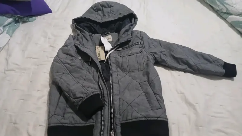 Chaqueta gris con capucha y cierre frontal - 2