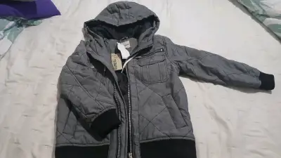 Chaqueta gris con capucha y cierre frontal - miniatura 2