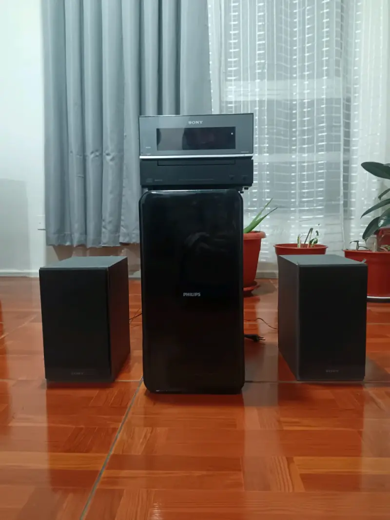 Mini componente antiguo Sony con parlantes Philips