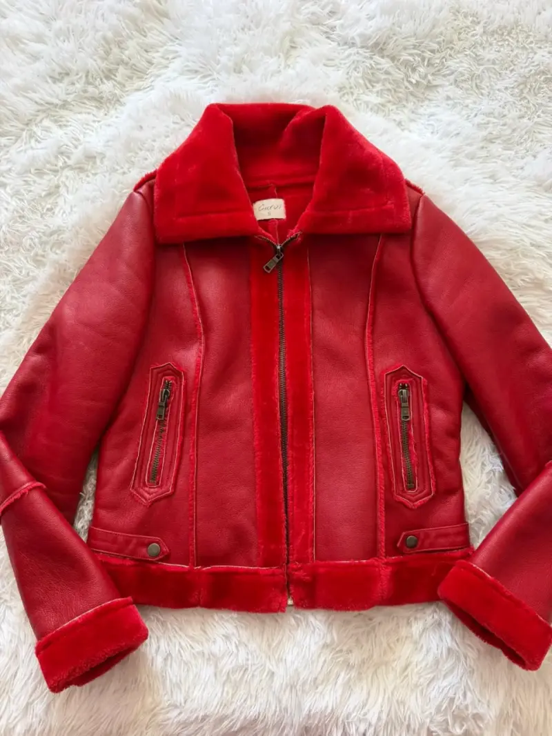 Chaqueta de cuero roja con forro interior