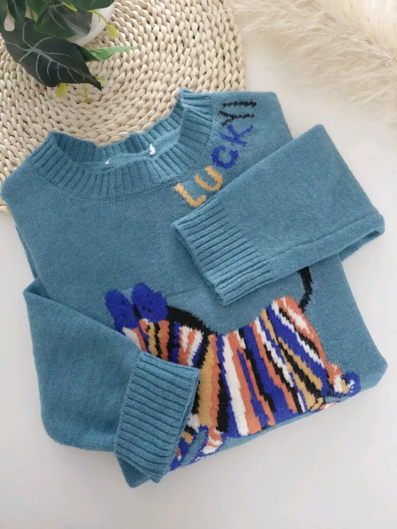 Suéter azul con diseño de cebra y texto 'Lucky' - 2