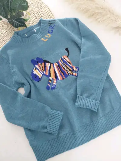 Suéter azul con diseño de cebra y texto 'Lucky' - miniatura 3
