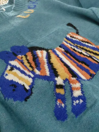 Suéter azul con diseño de cebra y texto 'Lucky' - miniatura 4