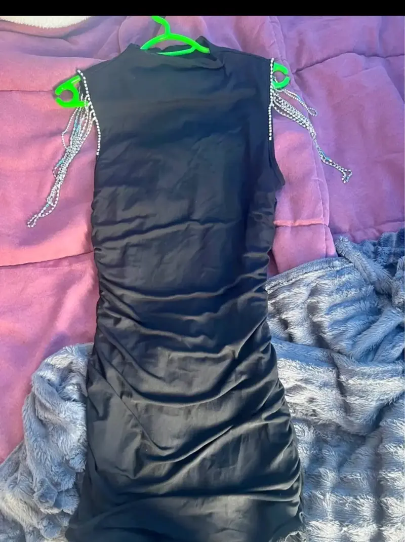 Vestido negro con cadenas decorativas - 1