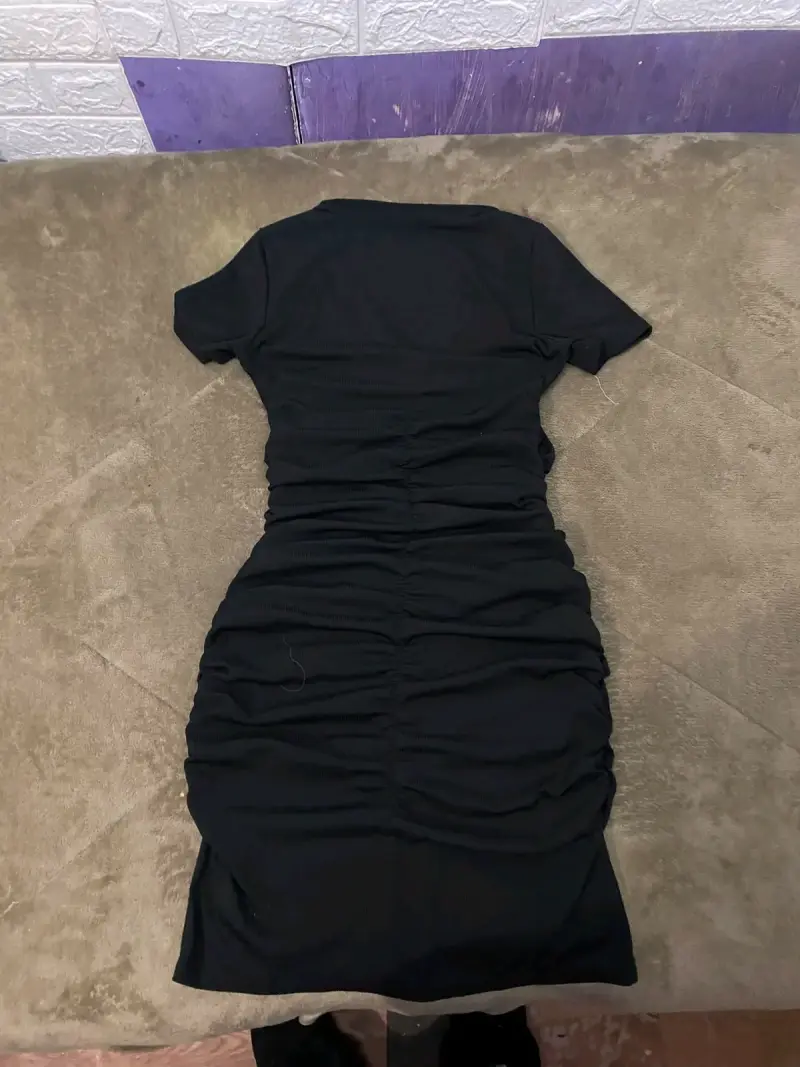 Vestido negro ajustado con botones - 2
