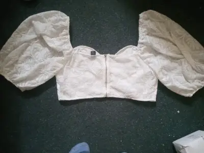 Blusa corta blanca con mangas abullonadas - miniatura 1