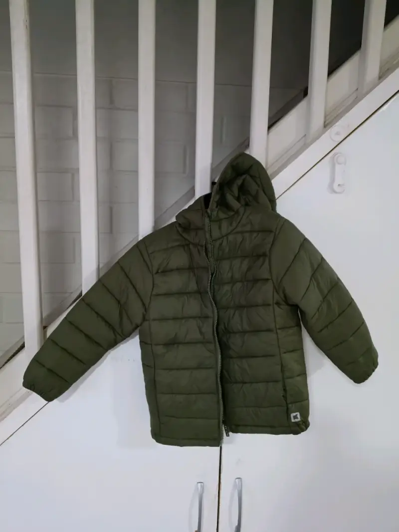 Chaqueta acolchada verde para niño con gorro