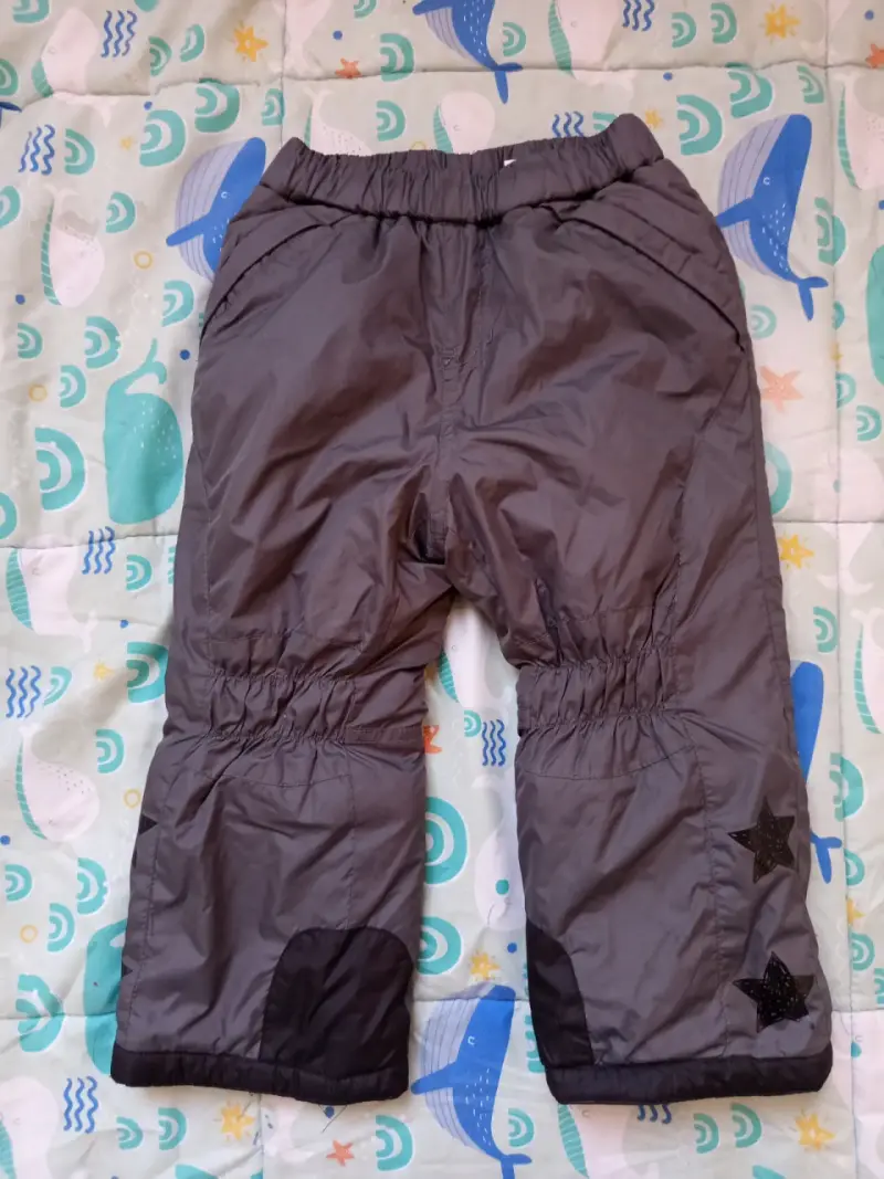 Pantalones impermeables para niños con diseño de estrellas