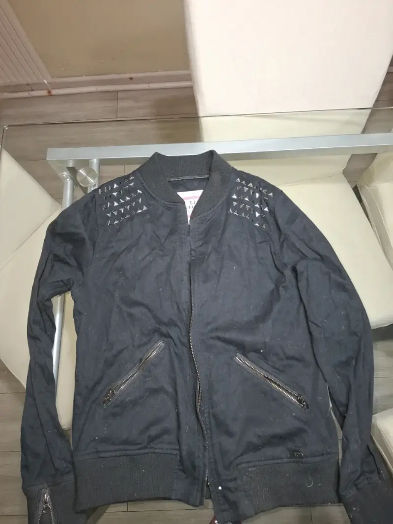 Chaqueta negra con tachas para mujer - 1