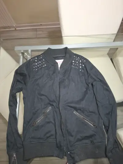 Chaqueta negra con tachas para mujer - miniatura 1