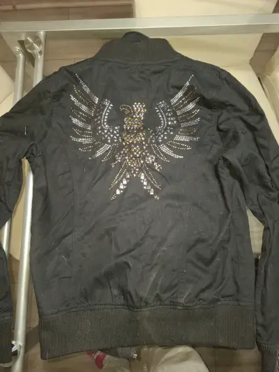 Chaqueta negra con tachas para mujer - miniatura 3