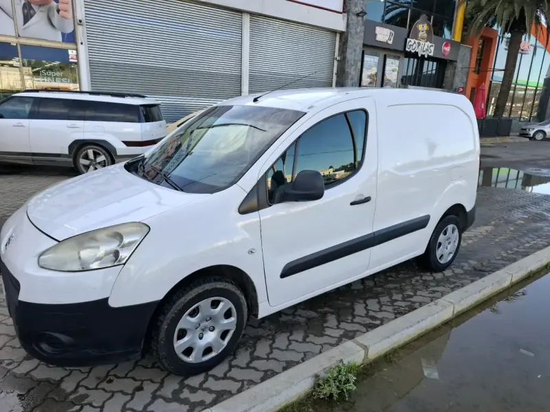 Furgón Peugeot Partner 2014 en buen estado - 2