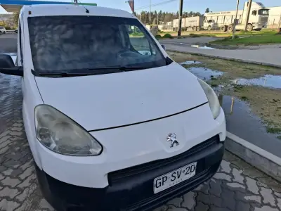 Furgón Peugeot Partner 2014 en buen estado - miniatura 4