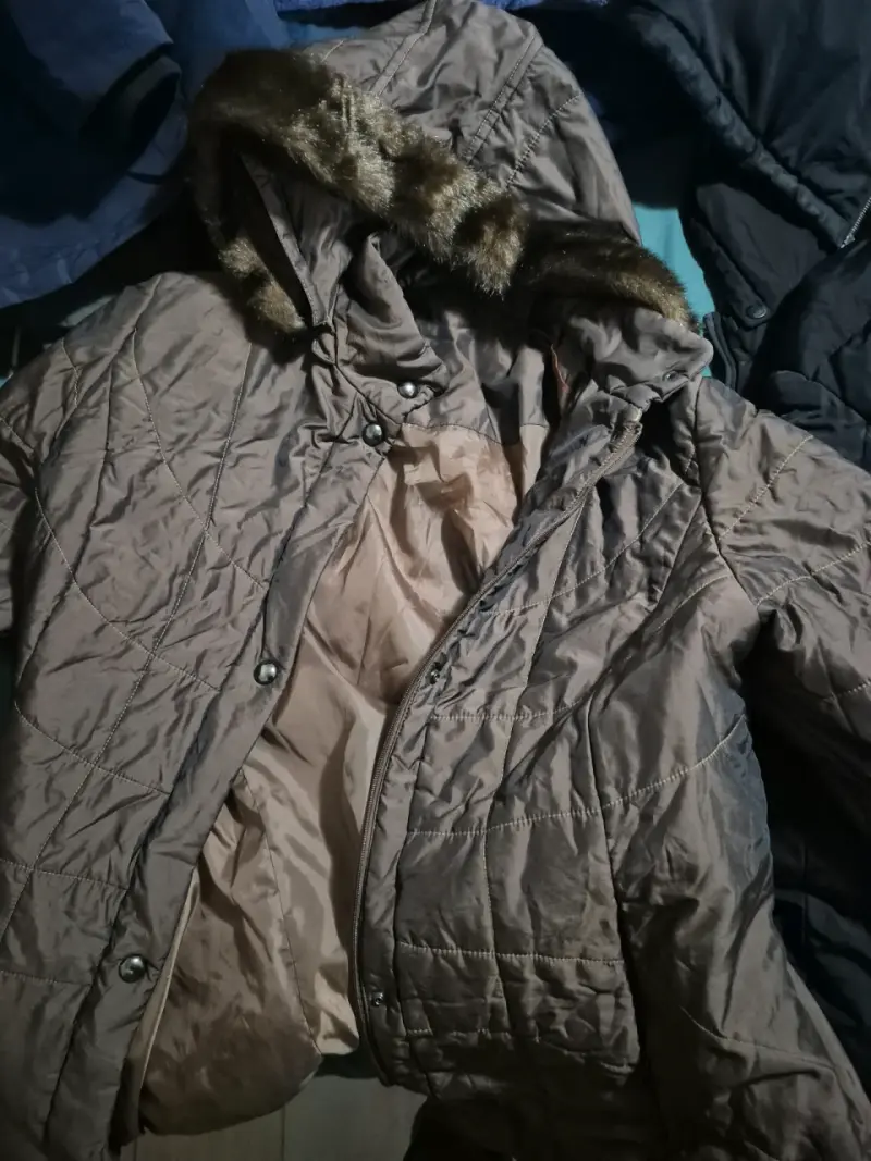 Chaqueta de invierno con capucha y forro de piel sintética - 1