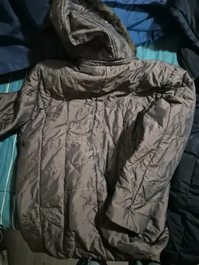 Chaqueta de invierno con capucha y forro de piel sintética - miniatura 2