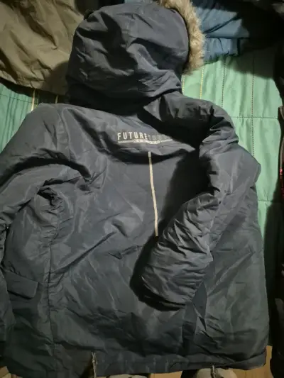 Chaqueta de invierno con capucha y forro de piel sintética - miniatura 3