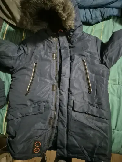 Chaqueta de invierno con capucha y forro de piel sintética - miniatura 4