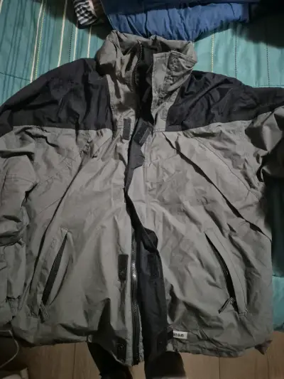 Chaqueta de invierno con capucha y forro de piel sintética - miniatura 6
