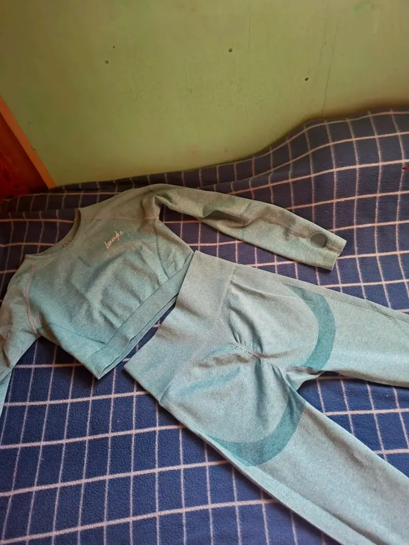 Conjunto deportivo para mujer en varios colores - 2