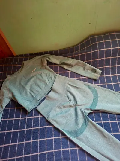 Conjunto deportivo para mujer en varios colores - miniatura 2