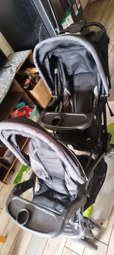 Coche doble para bebé en buen estado - miniatura 1